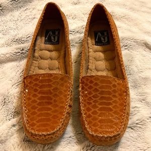 Aj Valenci womens tan leather faux croc loafers size 9